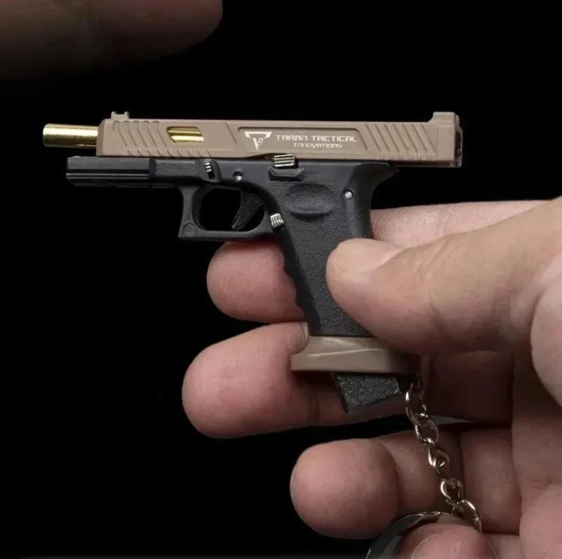 2025 1:3 Half Alloy TtiG34 Battle Master Mini Pistol Gun Car Keychain Pendant Detachable Cars Key Rings Chain