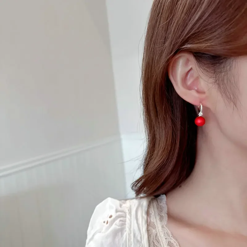 Уникальные, элитные, элегантные и простые серьги с красным жемчугом имеют высококачественное чувство дизайна и универсально и большие.