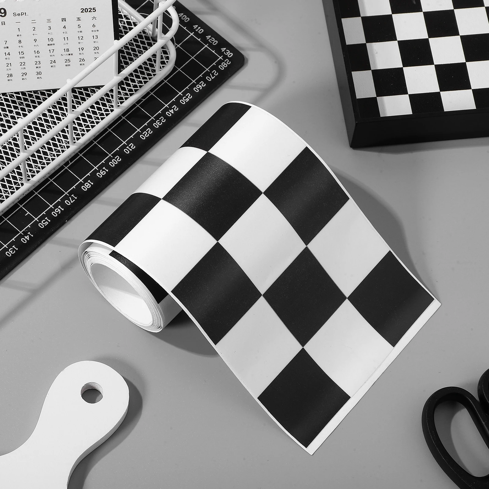 

1 рулон клетчатой виниловой наклейки, легко наносится, удаляемая наклейка на стену для досок объявлений, классных комнат, дома, офиса, декоративная отделка