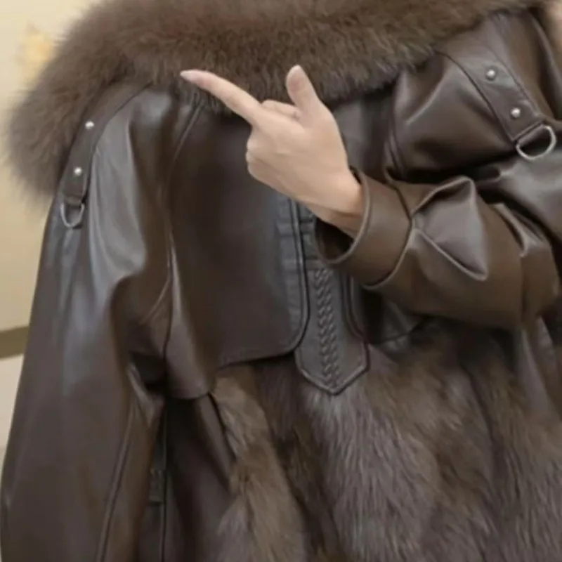 軽贅沢で新しい秋冬の綿厚手の暖かいレザージャケット、レディースファー一体型、高級感溢れるデザイン