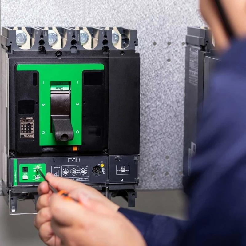 

Brand New Original Sch-nei-der Molded Case Circuit Breaker NSX250F MIC5.2E 160 3P3D LV431403X52E160/C25F35E160 MCCB