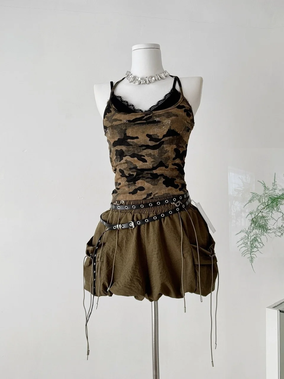 

American Retro Sweet Spicy Girl Workwear Sle Pleated orts Women + Camouflage Rhinestone ort Strap Vest Pure Desire Set