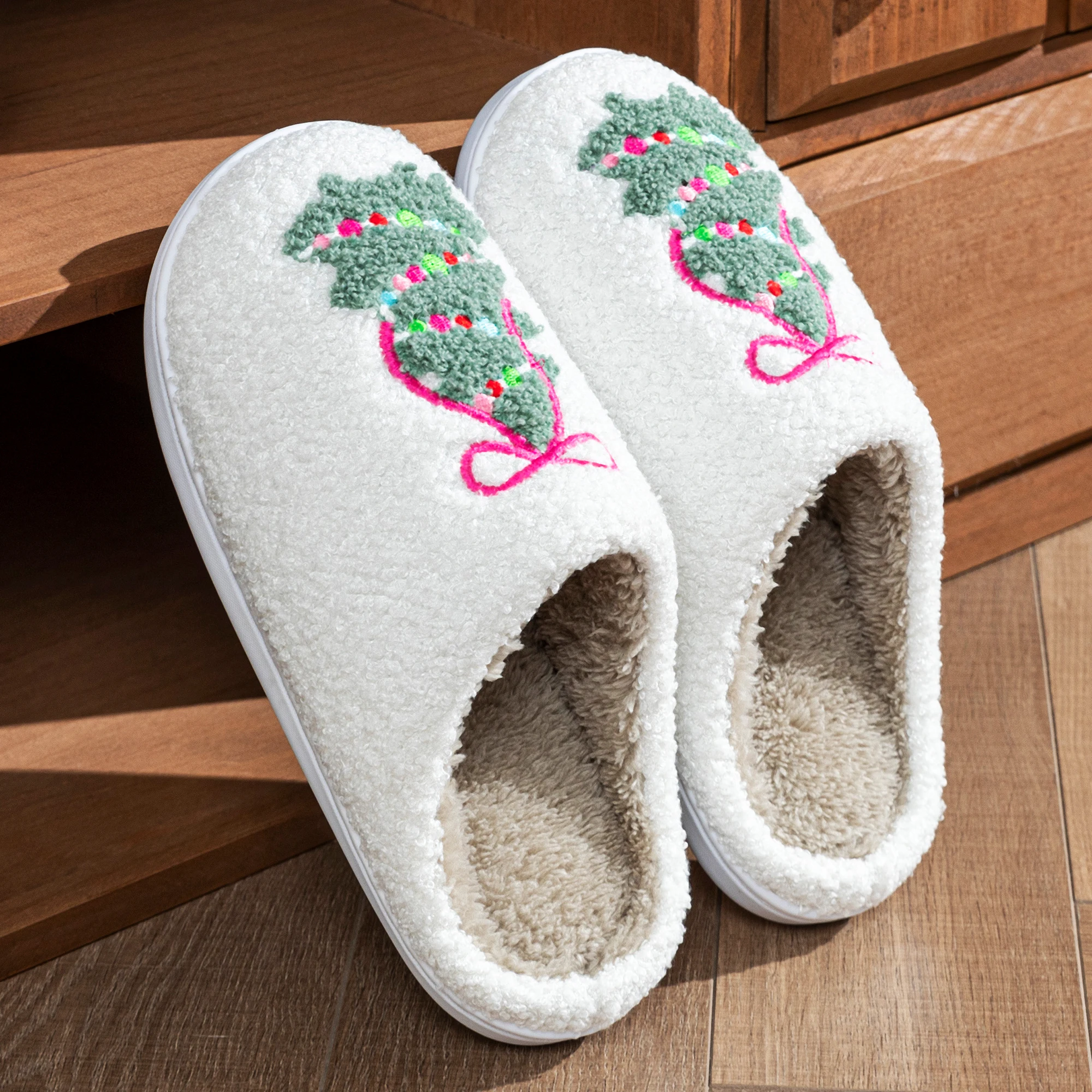 Weihnachts-Hausschuhe für Damen, flauschig, geschlossene Zehenpartie, niedlich bestickt mit Weihnachtsbaum-Motiv, Plüsch, rutschfest, für Paare, für den Innenbereich, für Feiertage und zu Hause – Detail 4
