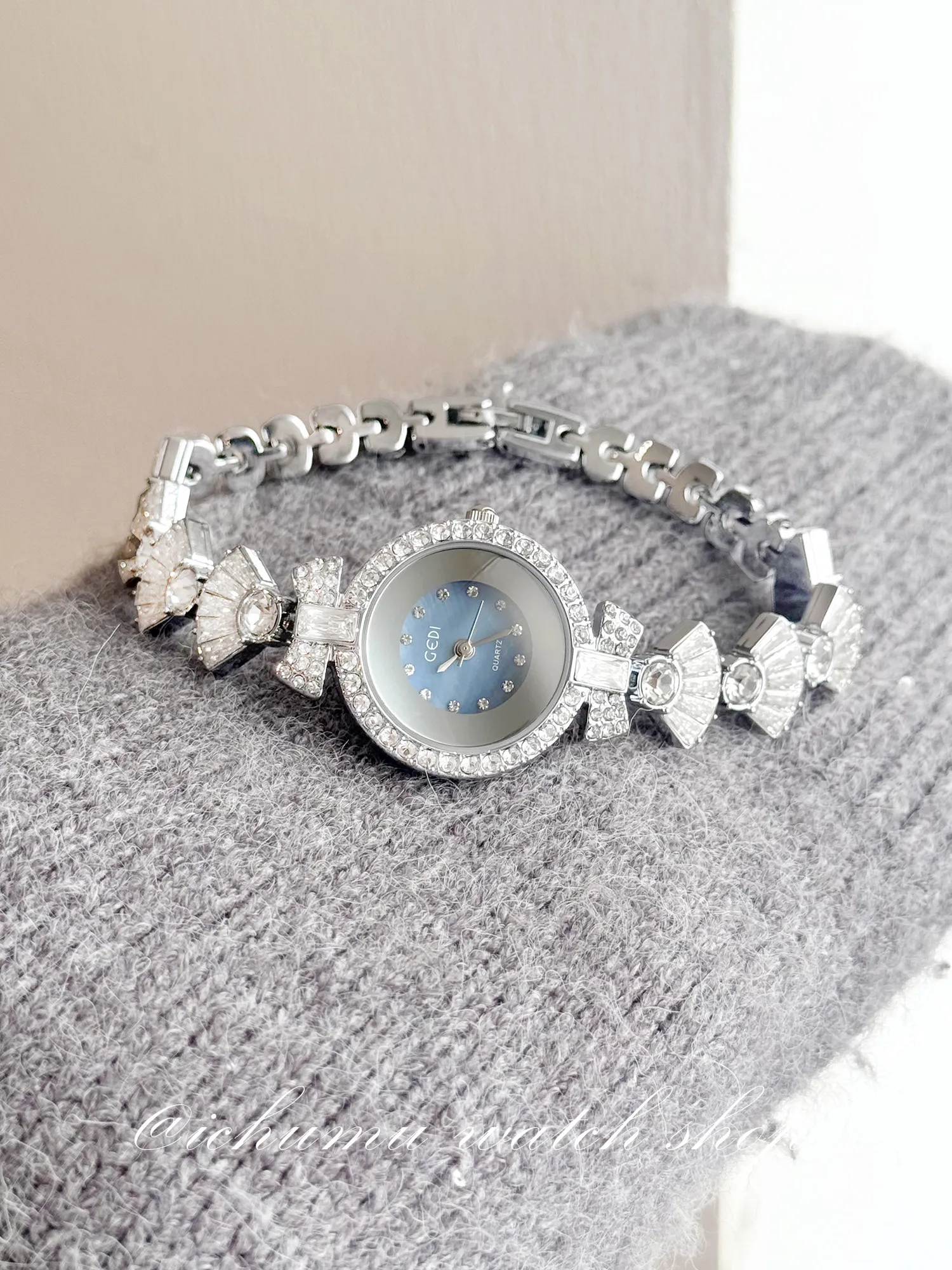 Mermaid Women's Watch Light Luxury Niche Diamond Bracelet Quartz Watch Fashion High-end Gift view 4