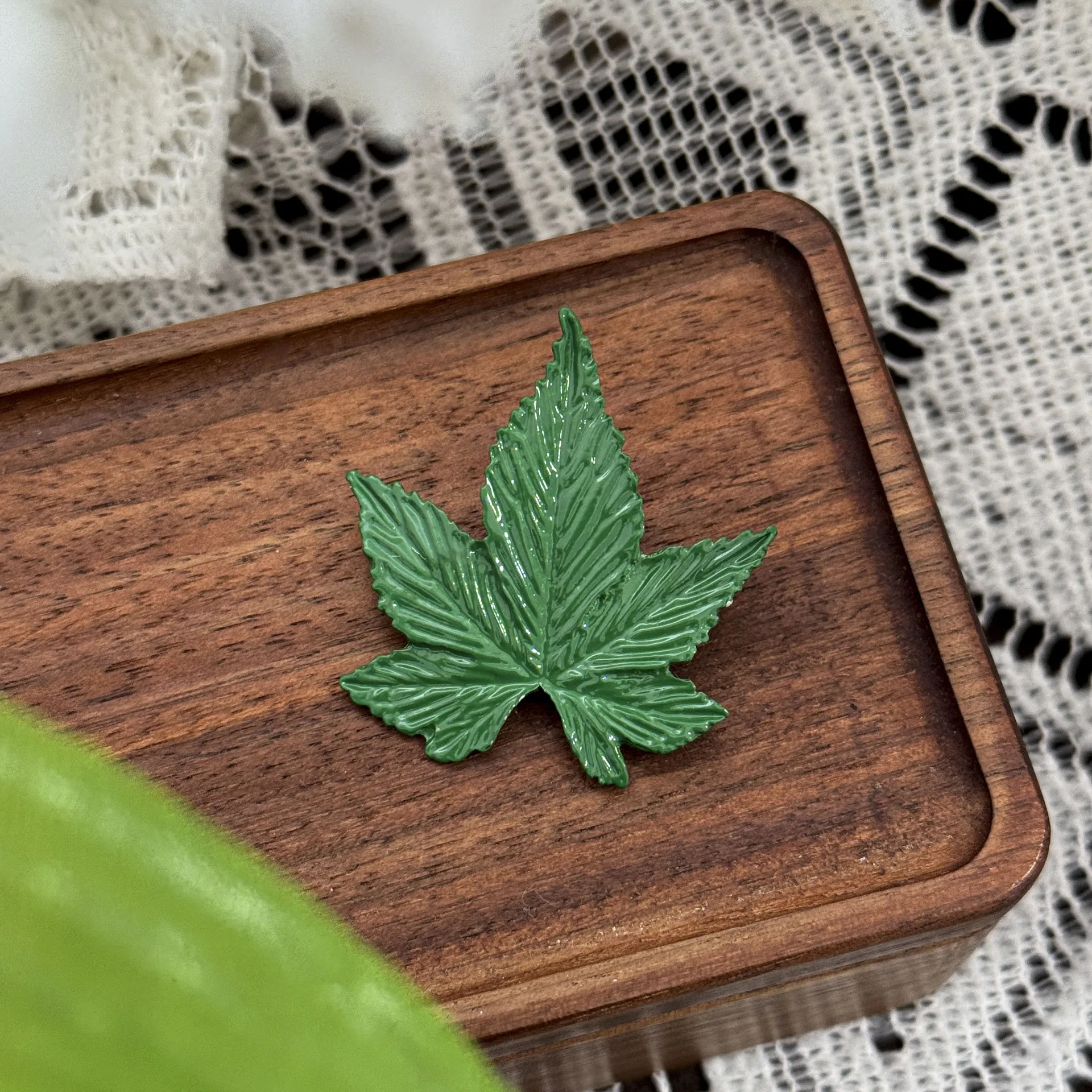 Forest Style Enamel Red Green Maple Leaf Brooches For Unisex Trendy Early Autumn Glaze Pins Jewelry Jacket Coat Accessory Gifts