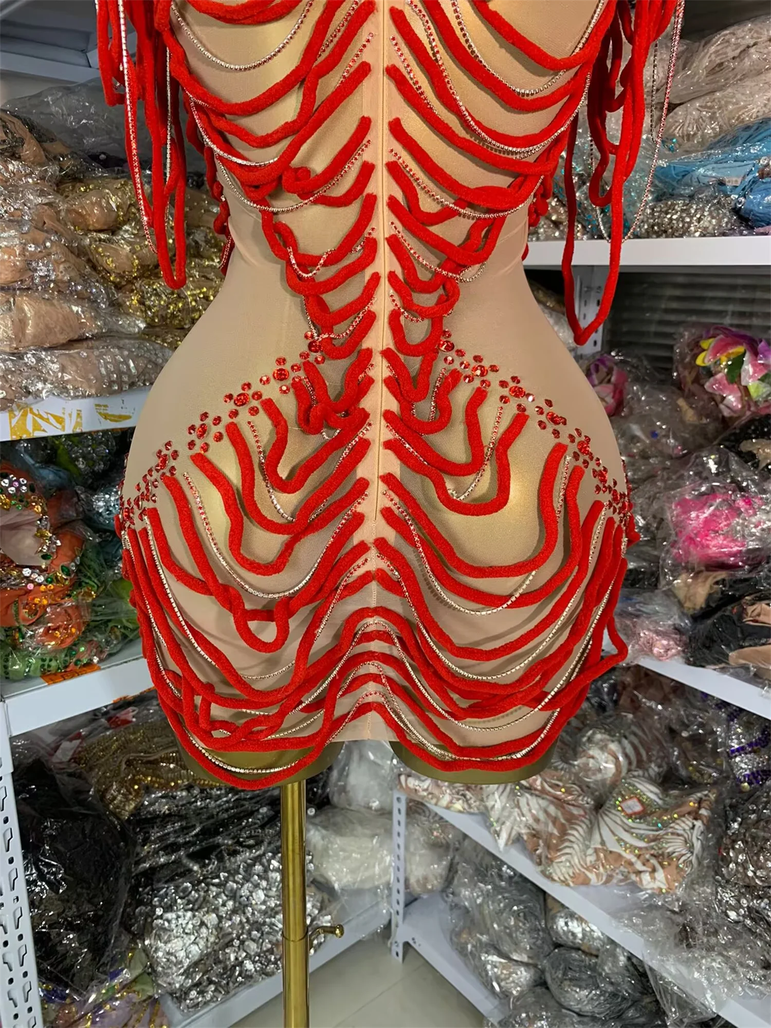 Costumi di scena di design di lusso da donna Cinturino in peluche Perline Nappa Maglia aderente Mini abito Occasioni speciali Abito da festival musicale