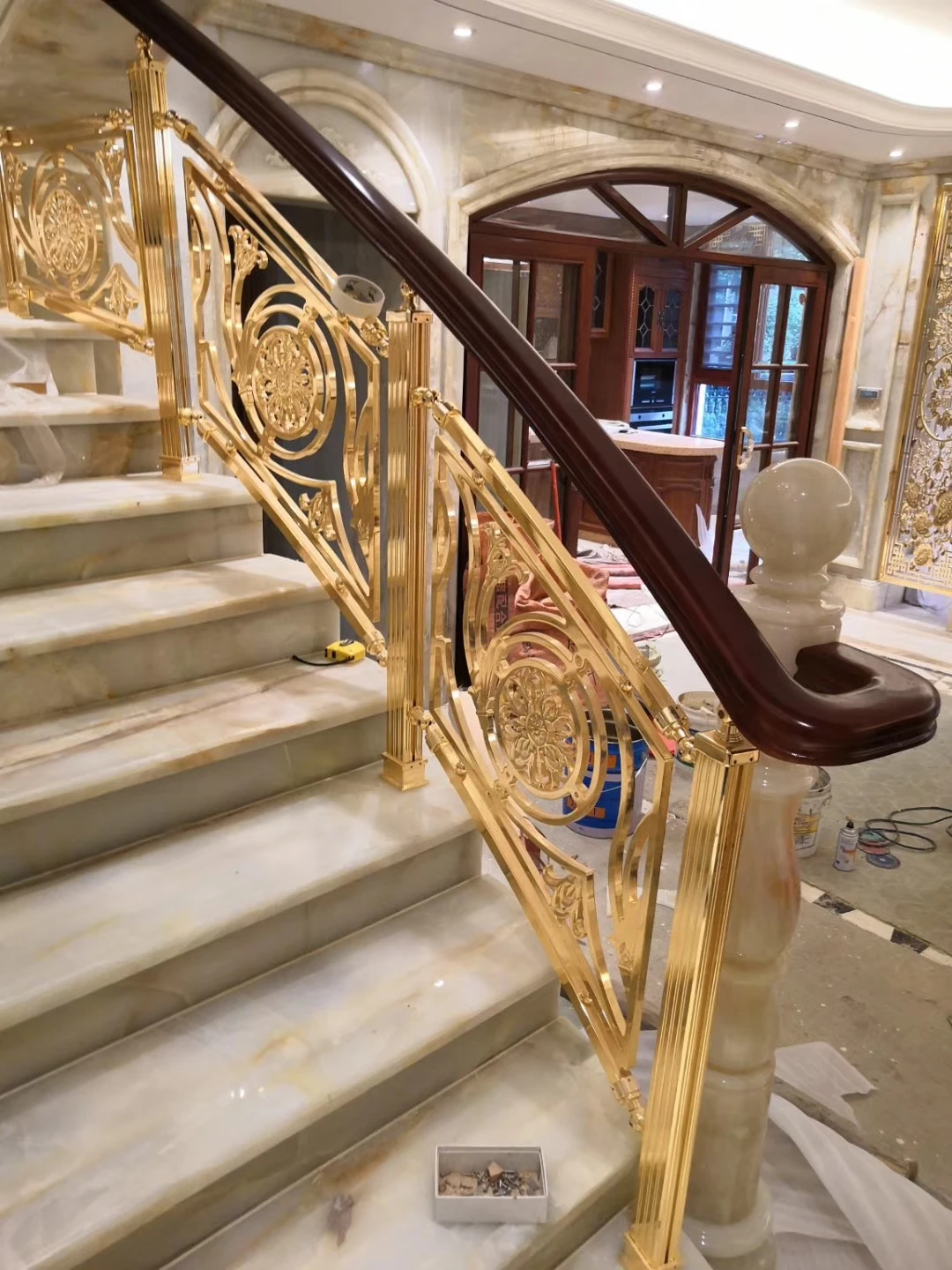 Maatwerk Ontwerp Aangepaste Trapleuning Decoratief Binnen voor Villa Licht Luxe Stijl Interieur Trapleuning