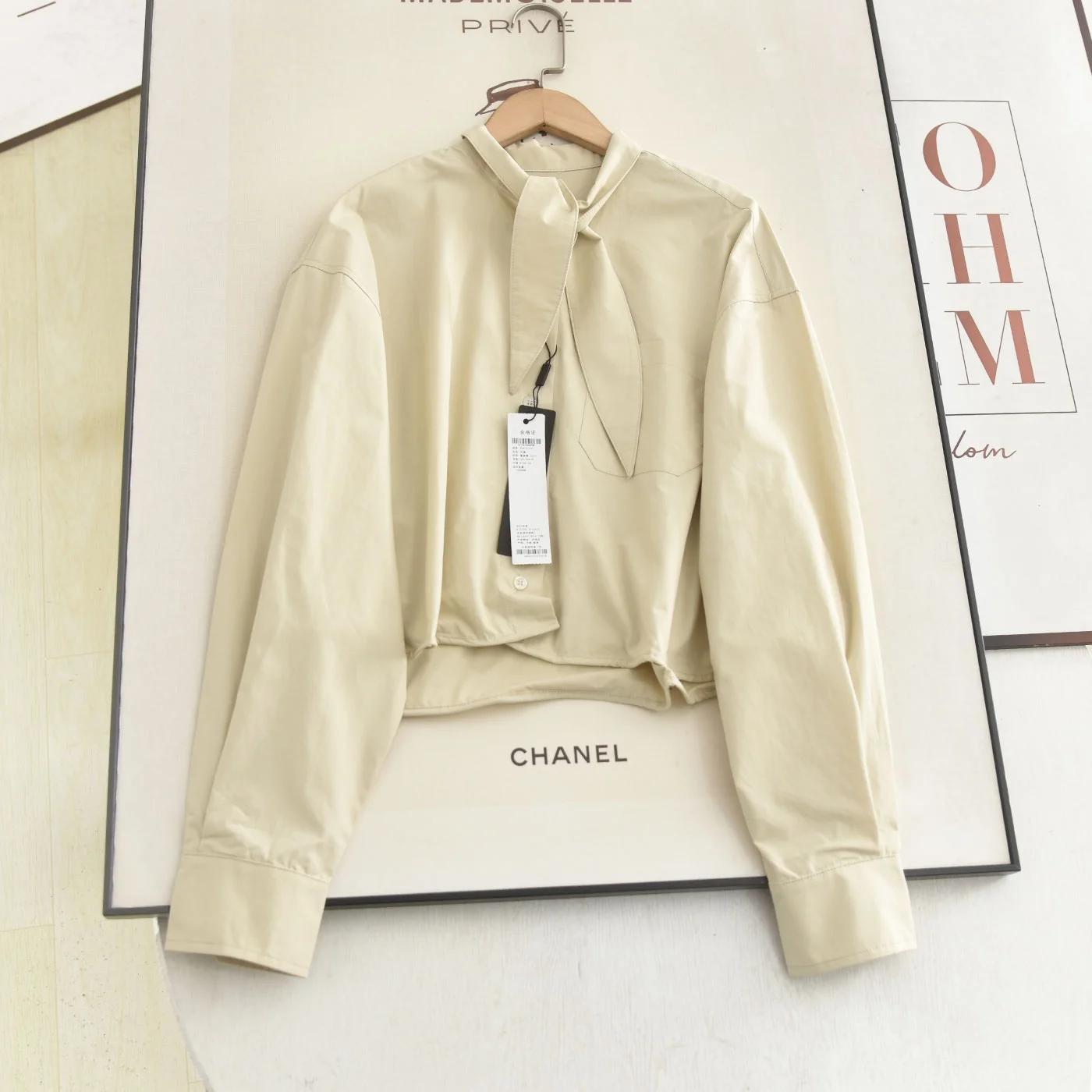 

Новая весенняя коллекция 2026: Женская повседневная свободная короткая рубашка Xiao Ai с бантом и воротником-стойкой, эффект стройности