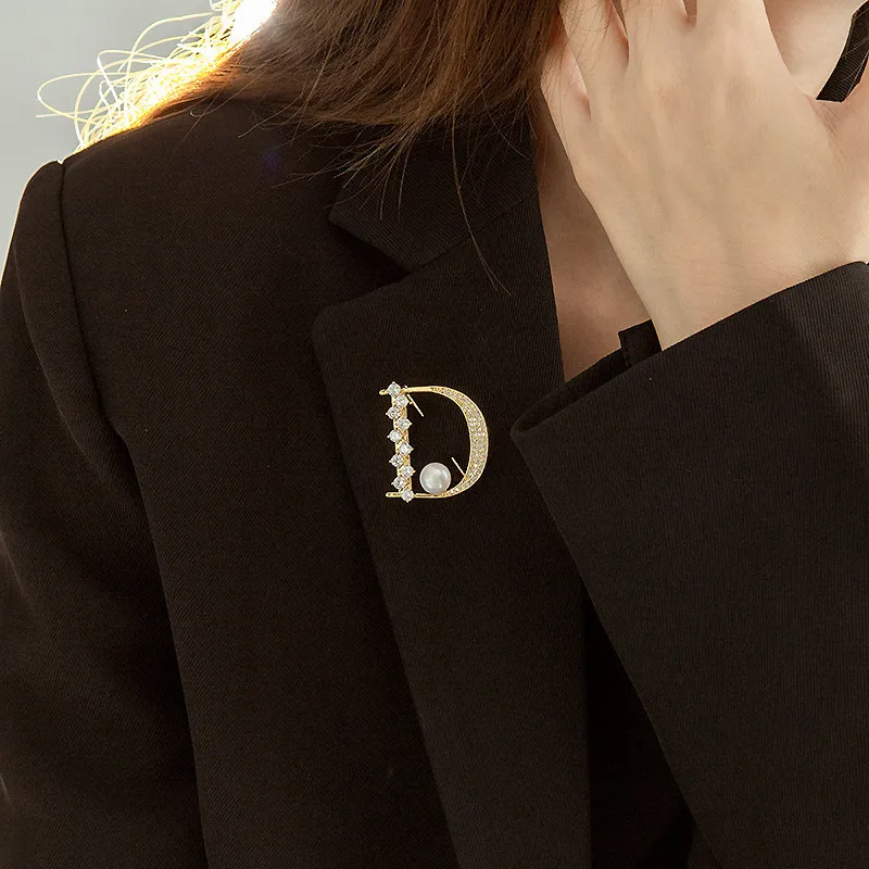 Luxury Brooch For Coat Suit Bling Crystal Pearl D Type Letter Buckles Brooches Pins Decoration Korean Fashion Jewelry