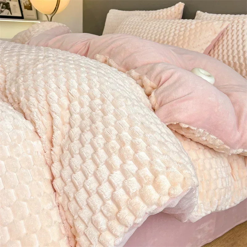 

Four Piece Light Pink Honeycomb Plush Bed Duvet Cover Set Winter Milk Velvet Beds Sheet Skirt 3-Piece Home Furnishing Decoration