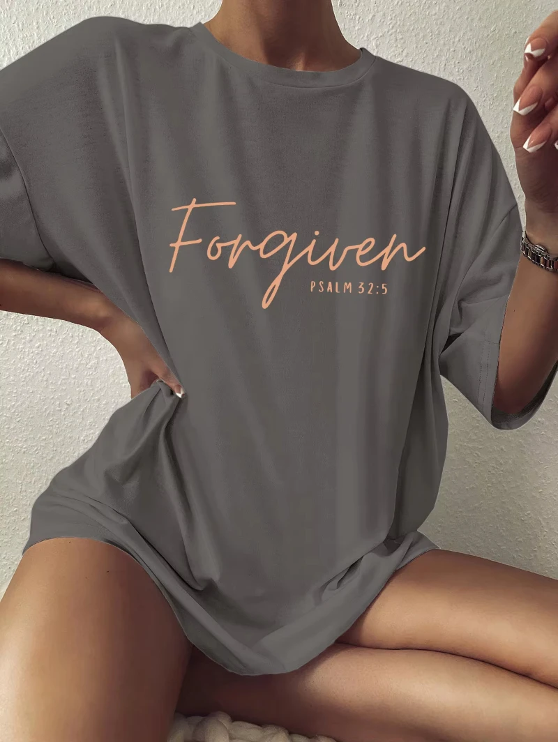 تي شيرت فضفاض وعصري للرجال والنساء مع موضوع ثقافي مسيحي في صيف وخريف 2025 يتميز بطبعات نصية