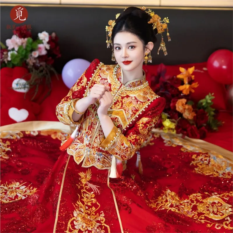 

The new style of toasting attire for weddings is grand and elegant with a Chinese-style dragon phoenix