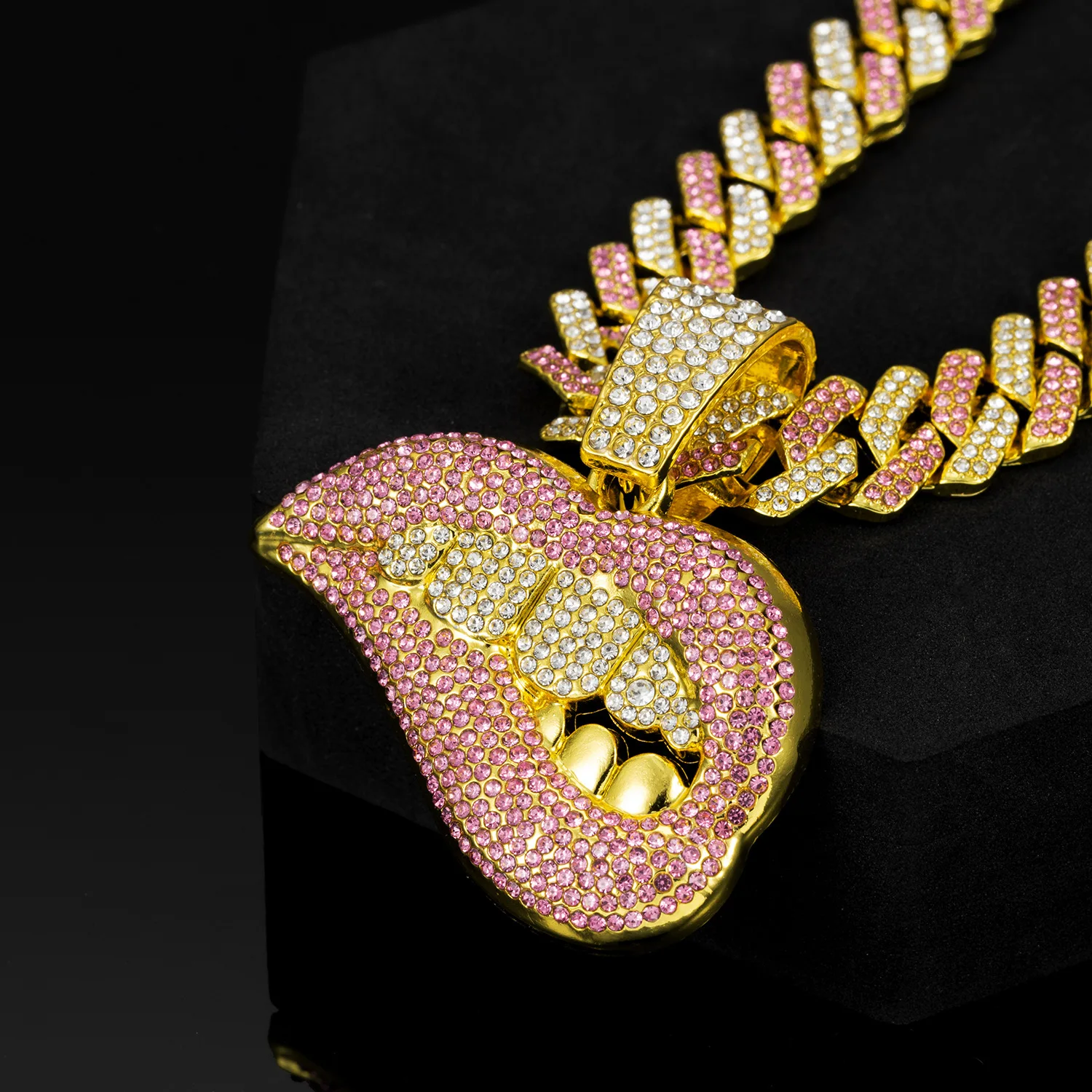 

Hiphop Pink Rhinestone Lips Pendant – Gold Cuban Chain Necklace for Women Men Streetwear Jewelry