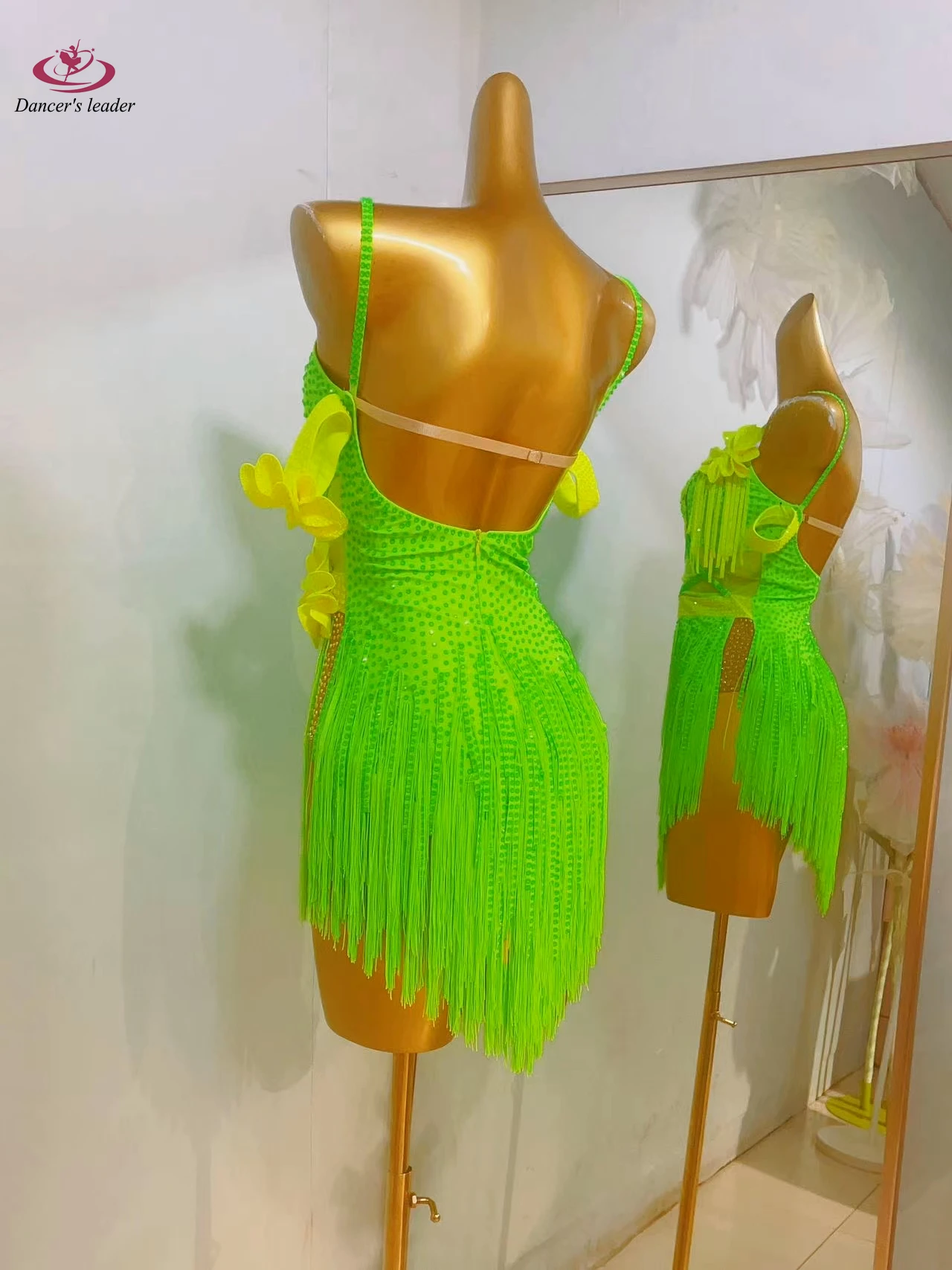 Hochwertiges, maßgeschneidertes, zweifarbiges, gespleißtes Quastenrock-Träger-Cha-Samba-Performance-Diamantkleid für lateinamerikanische Tänze