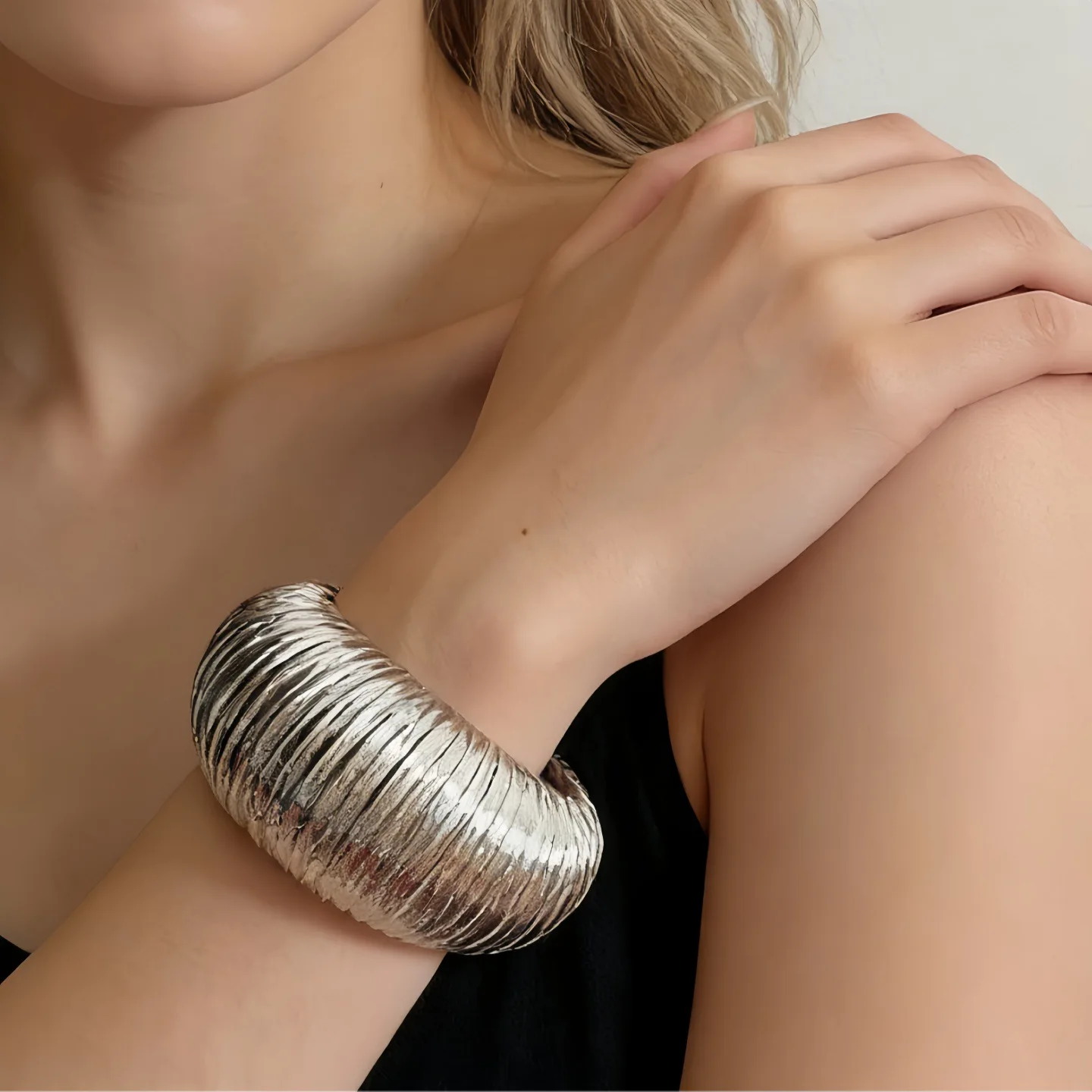 Light luxury metal vertical striped bracelet, high-end exquisite wide-version arch round opening bracelet, niche design sense