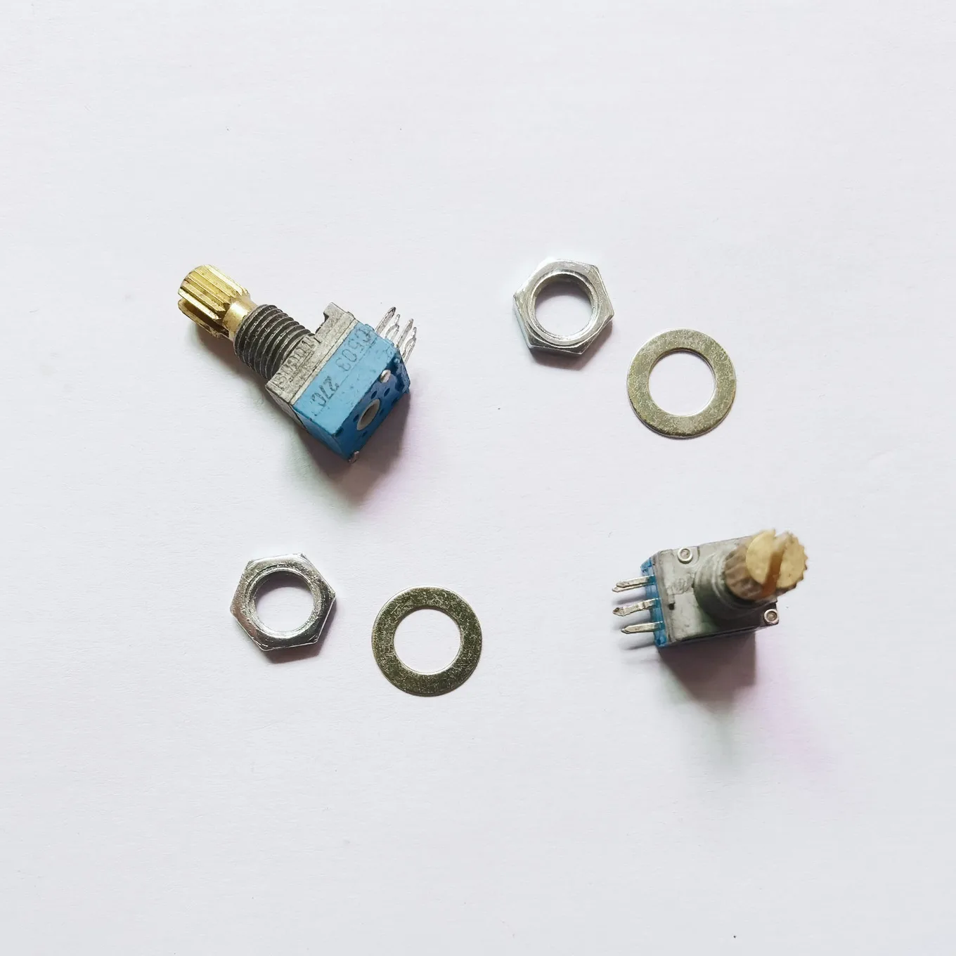 

Original New 100% 9011 Type sealed double potentiometer C50K copper handle 15MM with stepping (SWITCH)