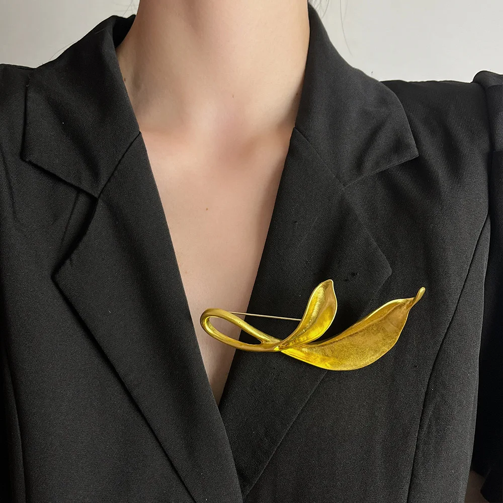

European And American Frosted Metal Folded Leaf Brooch Fashion Design Sense Exquisite Women Accessories Gift 2025