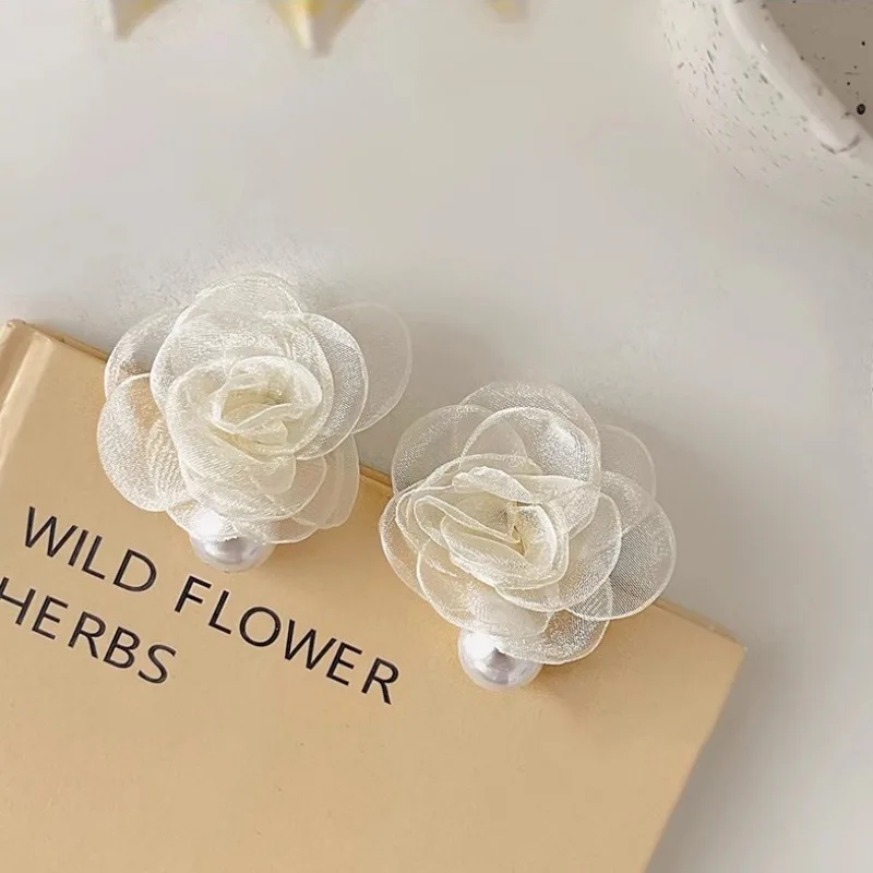 مشبك أذن على شكل وردة فرنسية، أقراط لؤلؤ عصرية ورومانسية راقية بدون فتحات للأذن 2025 أقراط نسائية فاخرة خفيفة جديدة