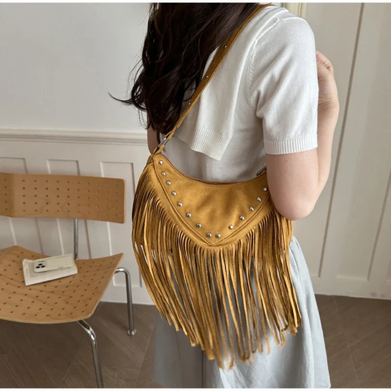Lange Quasten-Nieten-Schultertasche, Damen-Umhängetasche mit Metallnieten-Design und Fransen, Vintage-Handtasche in Unifarben für Herbst und Winter – Detail 16