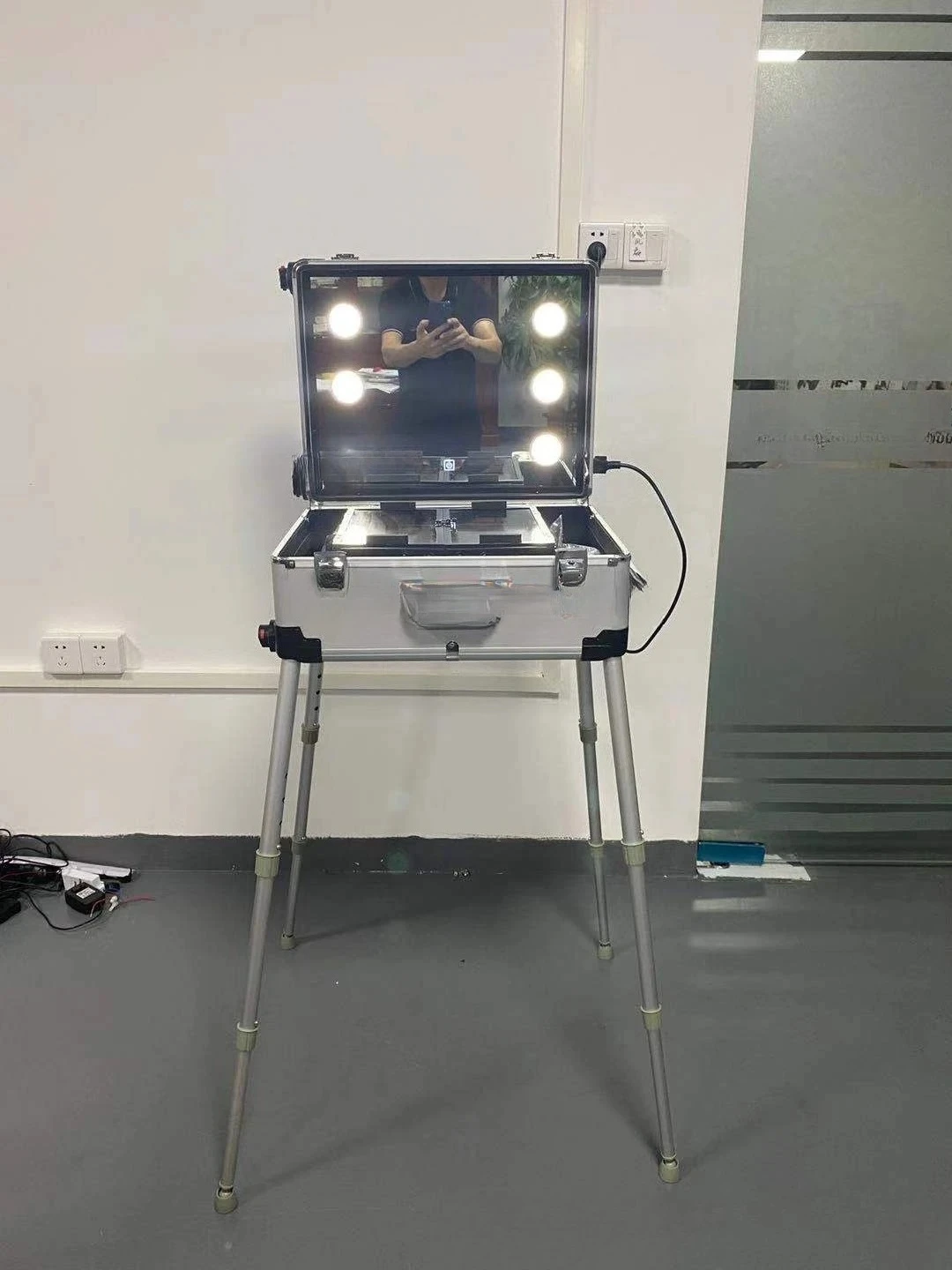 Aluminum Magnesium Alloy Makeup Case - LED Lights, Bluetooth, Dimmable, Large Capacity, Tempered Mirror, Trolley Handle for Pros