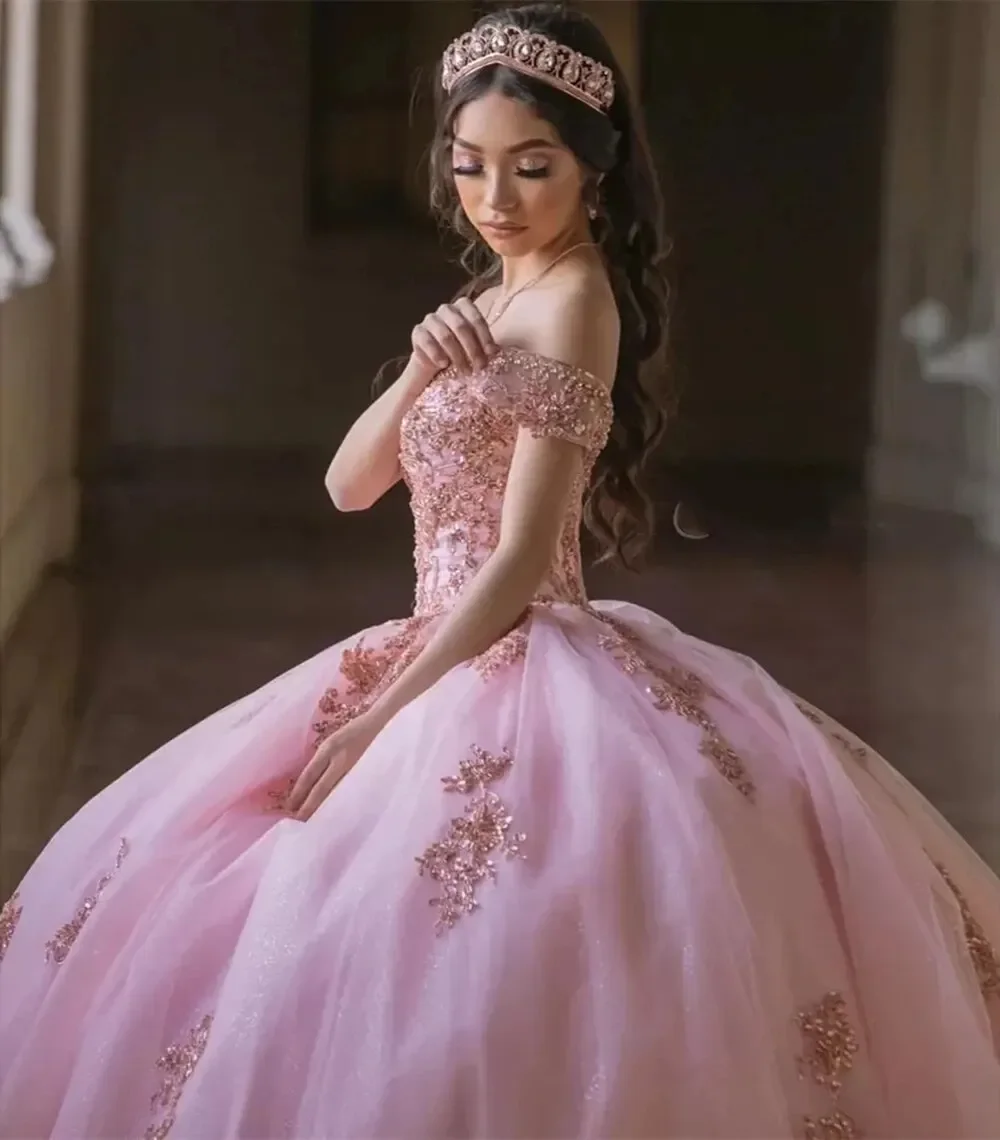 فستان الفتيات الوردي الفاتح Quinceanera ، ثوب الكرة ، جميلة يزين الخرز ، الدانتيل متابعة ، مكشوفة الكتف ، الحلو 16 فتاة