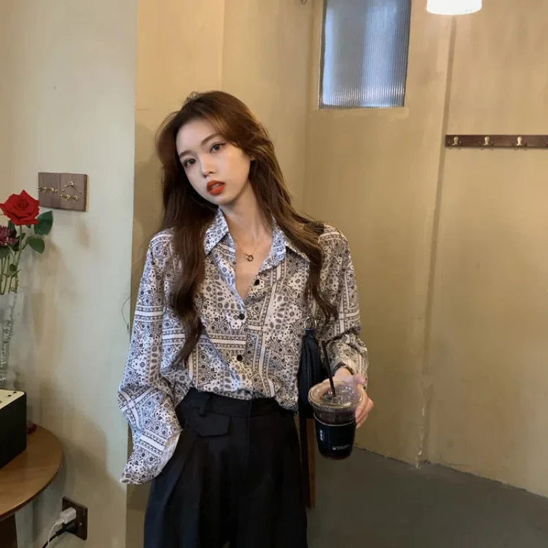 Autumn New Korean Retro Design Niche Print Loose and Slimming Long Sleeved Shirt Top