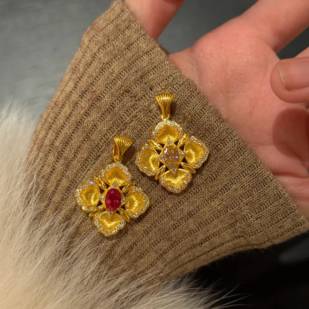 

Kaivy Luy Clover Ice Cut Diamond Embedded Women's Nelace Vintage Court Sle Red Corundum Pendant Alloy Faion Jewelry