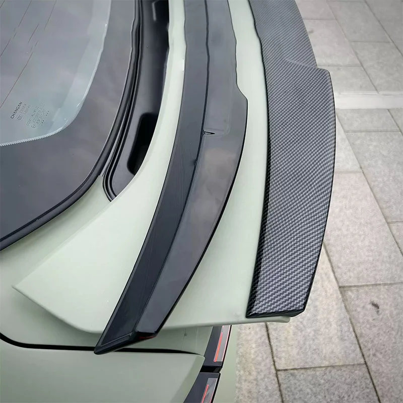 Materiale decorativo dell'abs dello spoiler posteriore dell'automobile con il modello nero lucido della fibra di carbonio per Changan UNI-V 2022 2023 2024