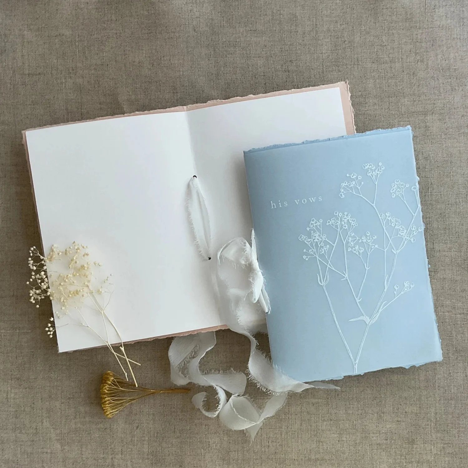 

Минималистское дыхание ребенка с принтом белых чернил Fiskum, покрытая вручную книга ручной работы с рваными краями, набор из 2 книг включает 1 ее сувениров + 1 ч.