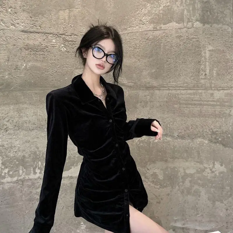 見事なプリーツブラックスリムフィットベルベットシャツ女性の秋冬の新しいスタイルレトロ香港風味ミッドレングススモールシャツトップ