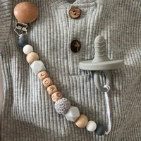 Attache-sucette en hêtre avec nom personnalisé pour bébé, fait à la main, jouet à mâcher 1