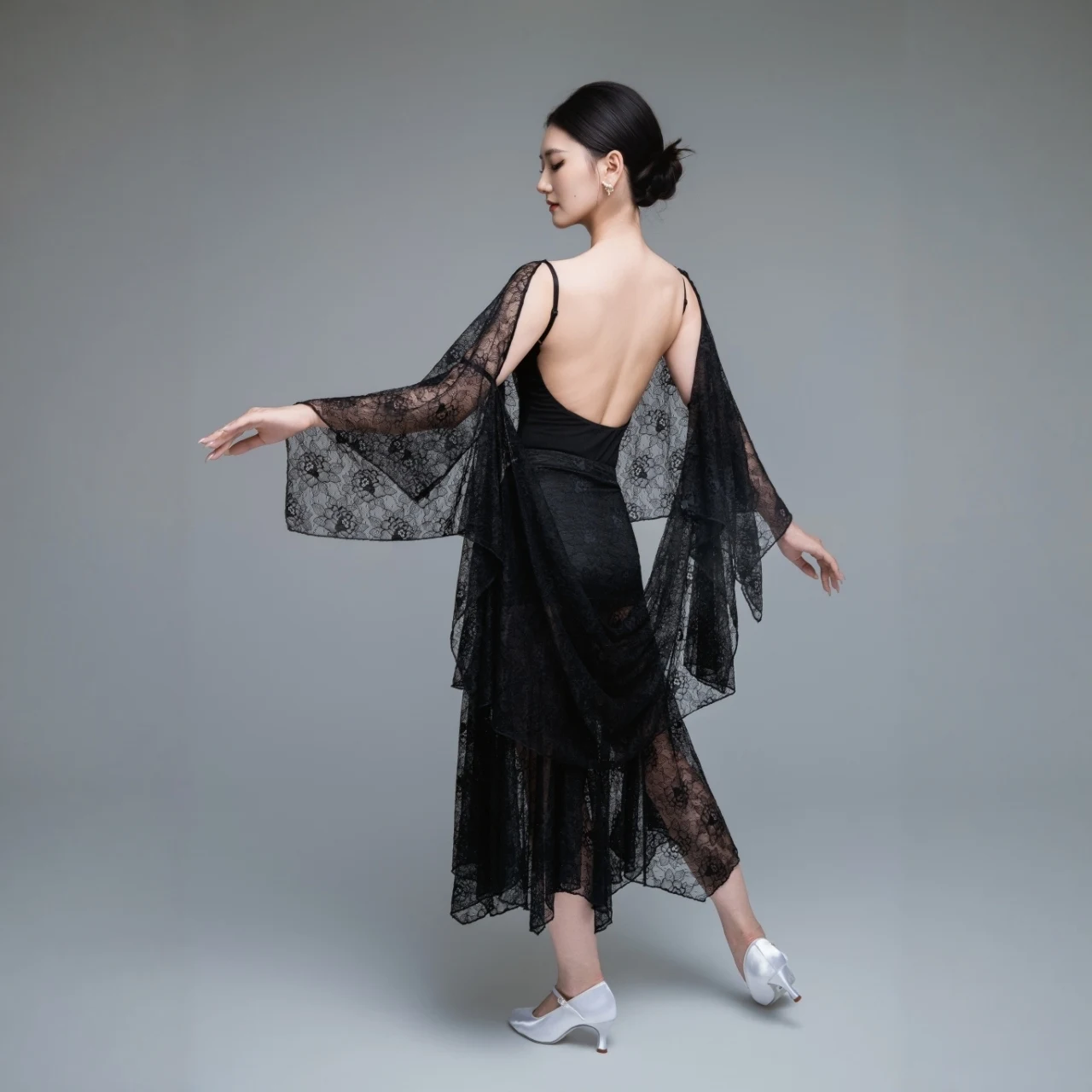 Costume de spectacle de danse de salle de bal pour femmes, vêtements de danse de valse, dos nu, hauts en dentelle irrégulière, jupe, robe de compétition, 2025 DNV24704