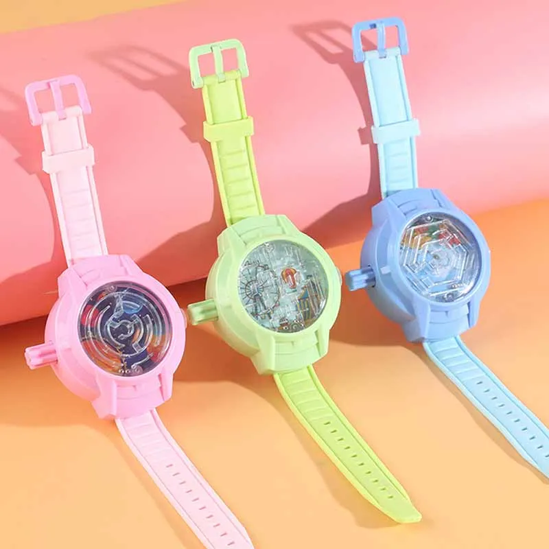 Children's Fun Maze Squirting Watch a Key to Press the Water Out of the Mini Squirting Toys Novelty Pranks Shooting Water Toys