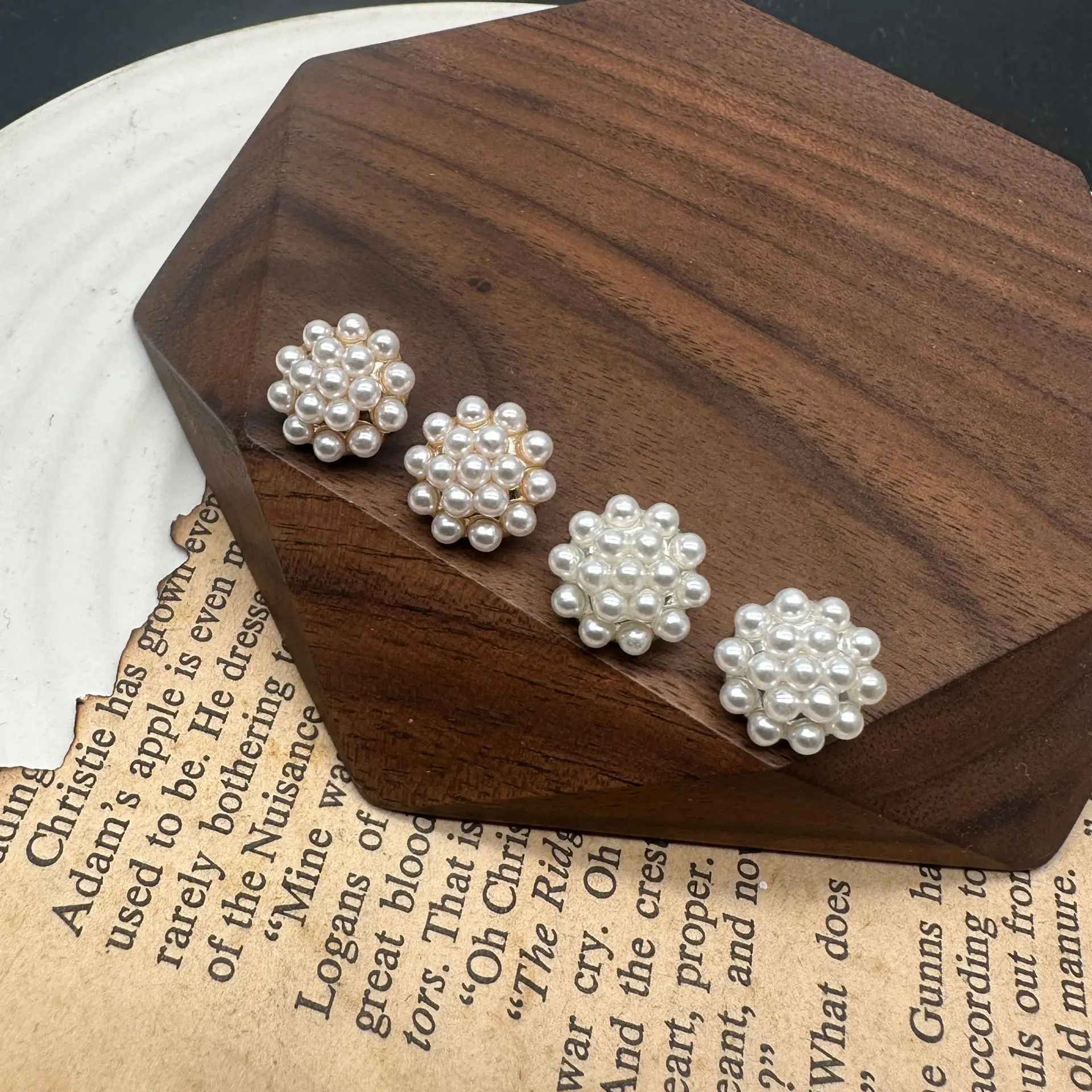 

50pcs cashmere cardigan collar sleeve decorative rhinestone crystal buttons Fashion pearl metal button for sweater coat sewing