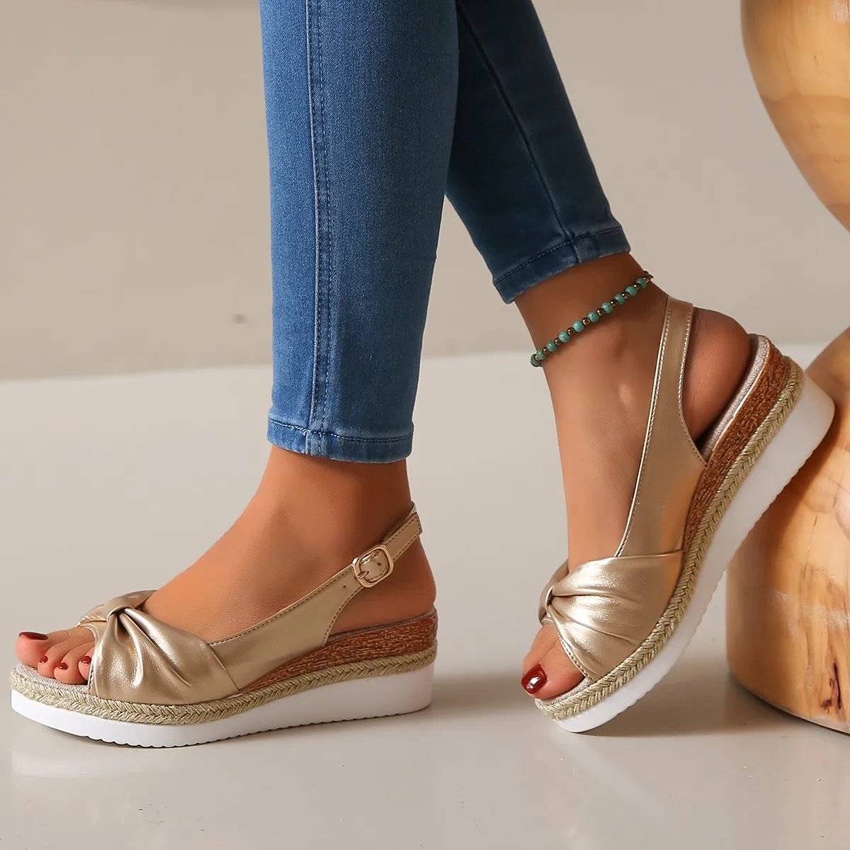 

Женские сандалии, легкая рабочая обувь на мягкой подошве, модные повседневные сандалии на танкетке с открытым носком, удобная пляжная обувь большого размера на плоской подошве