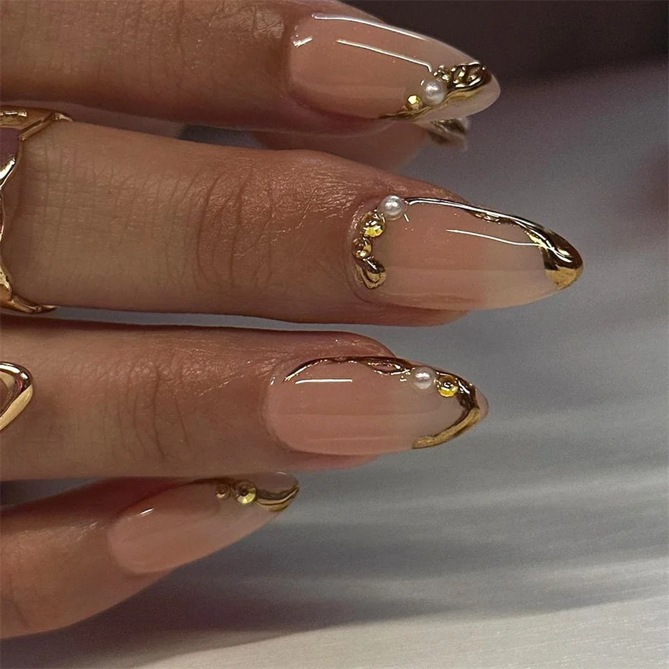 24 uñas postizas color nude, forma almendra, borde dorado francés, perlas blancas, cubierta completa, sencillas, para mujer 4