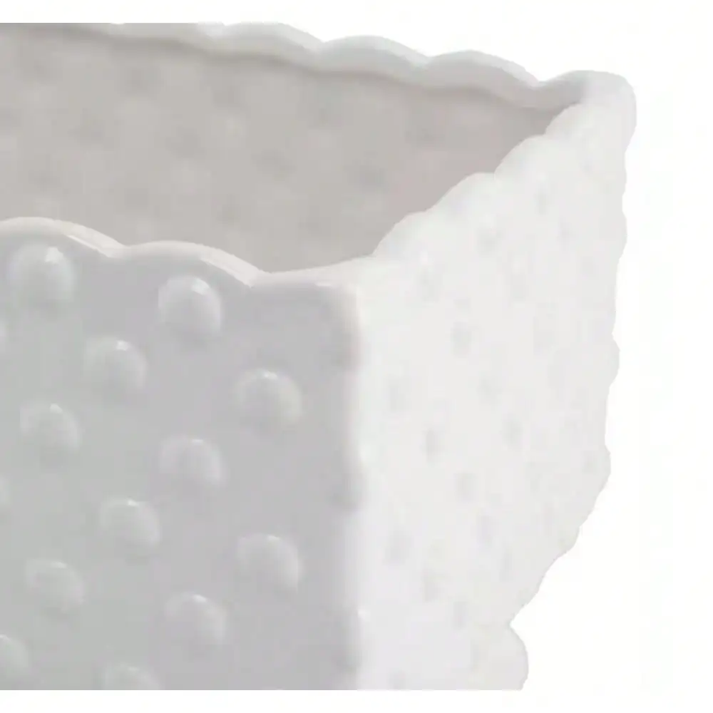 11.25 بوصة. الطول × 5.75 بوصة. عرض × 6 بوصة. ح 7 كيو تي. أوعية زخرفية من السيراميك الأبيض مع حافة صدفية ونقاط منقطة #5