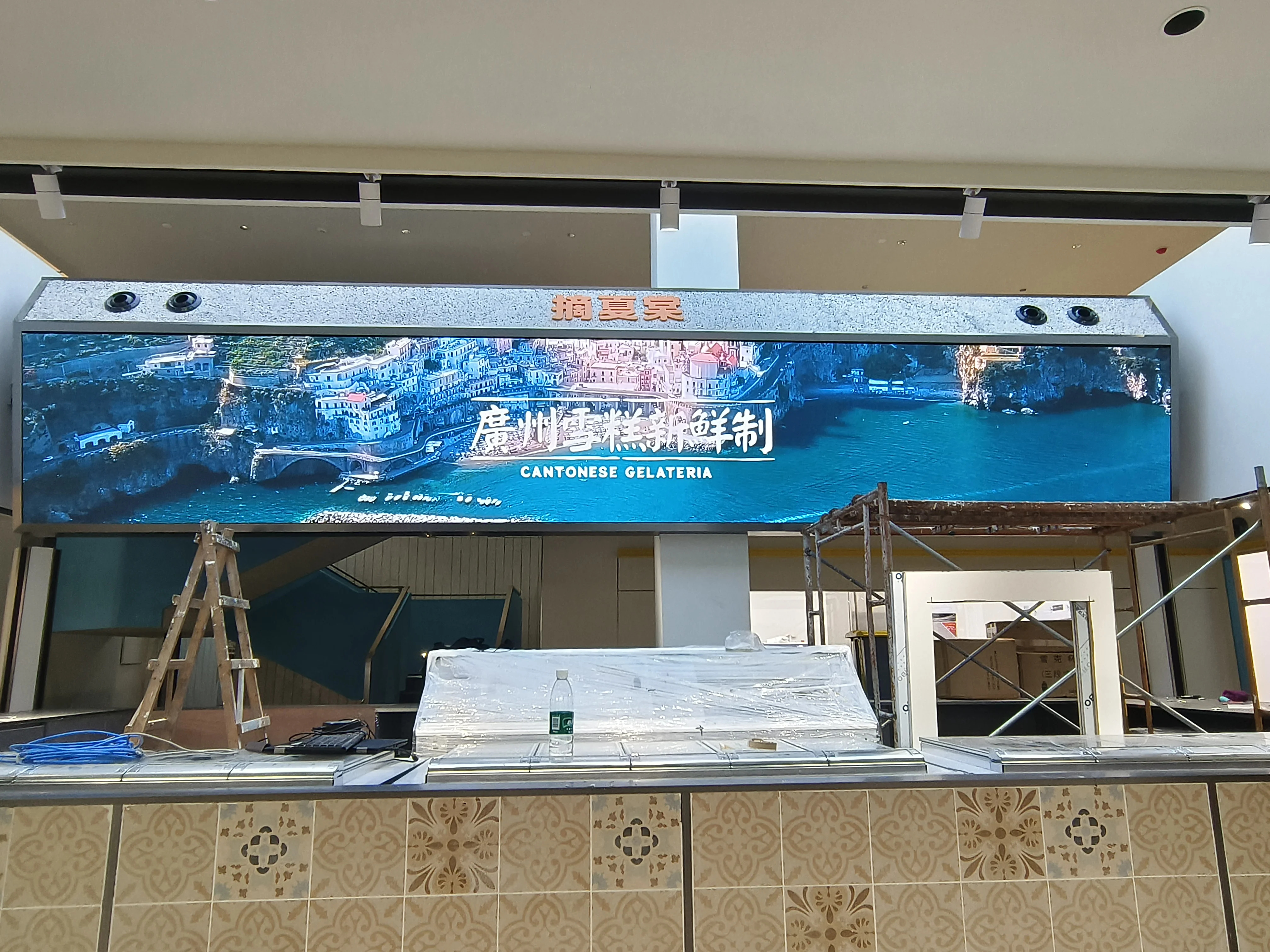 Display a LED P2 Dimensioni personalizzate per interni ad alto aggiornamento per cartelloni pubblicitari digitali a colori per negozi per la pubblicità