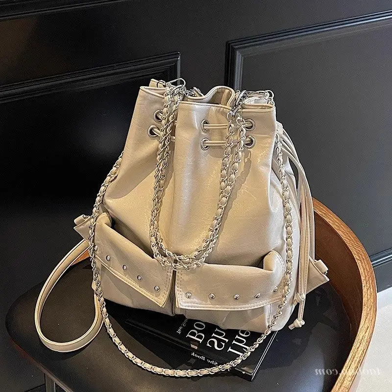 French Trend Niche High-end Design Double Shoulder Women's Bag New Large-capacity High-value Casual Commuter Backpack Exquisite
