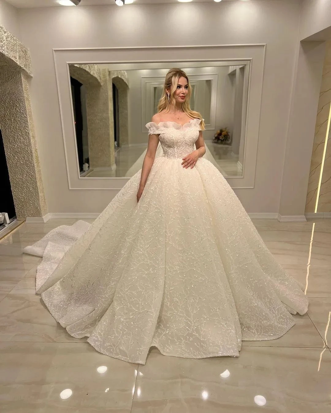 Gorgeous Ball Gown Wedding Dresses Off Shoulder Appliques Lace Bridal Custom Made Lace-Up Back Sweep Train Robe De Mariee