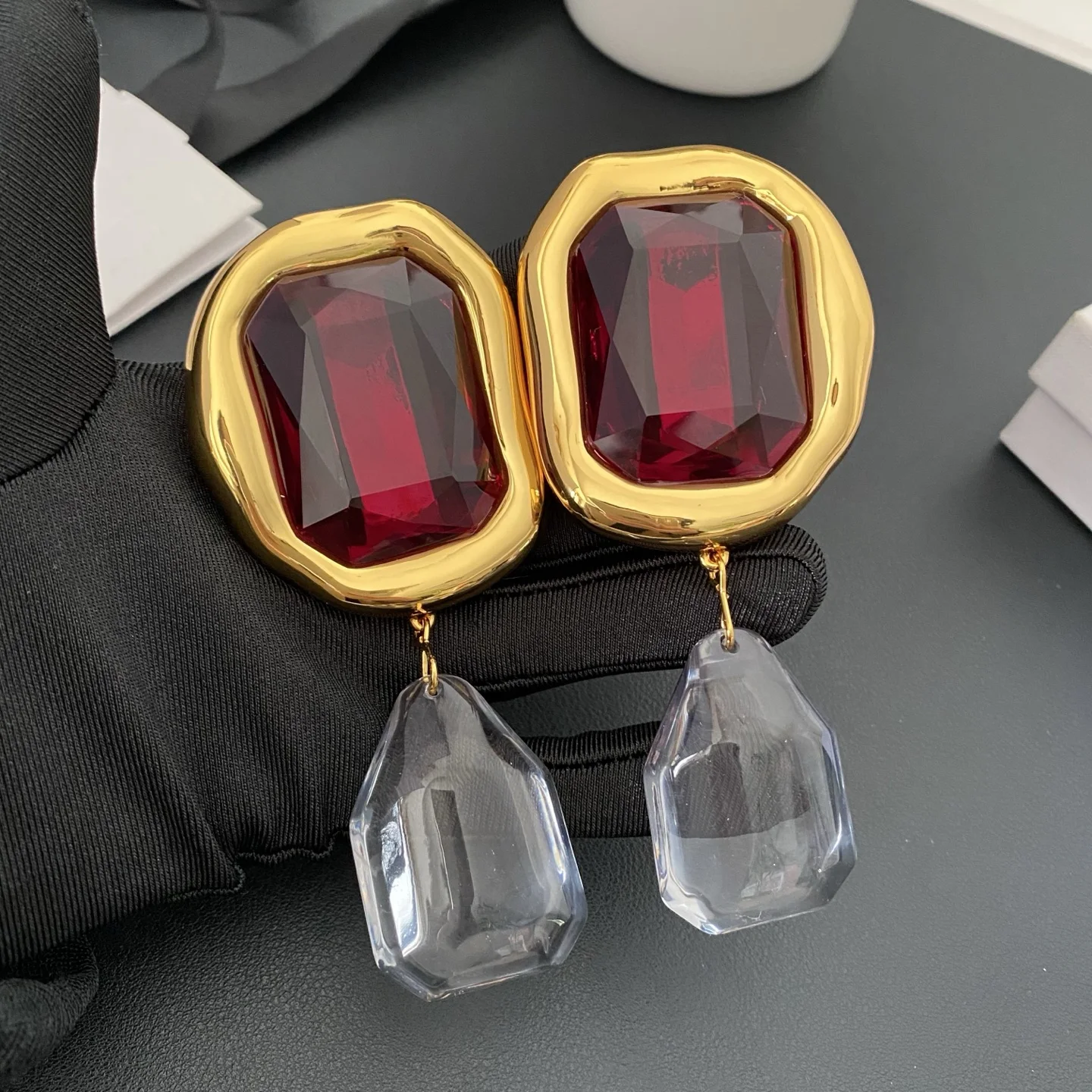 

Европейский ретро преувеличенный большой хрустальный кулон геометрический красный драгоценный камень серьги зажим для ушей женские роскошные ювелирные изделия