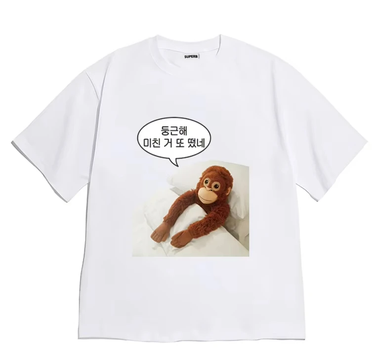 2026 Summer Bed Orangutan Doll Korean Meme Speech Bubble Back Graphic Black T-Shirt Unisex Oversized Y2K Streetwear Cotton Tee