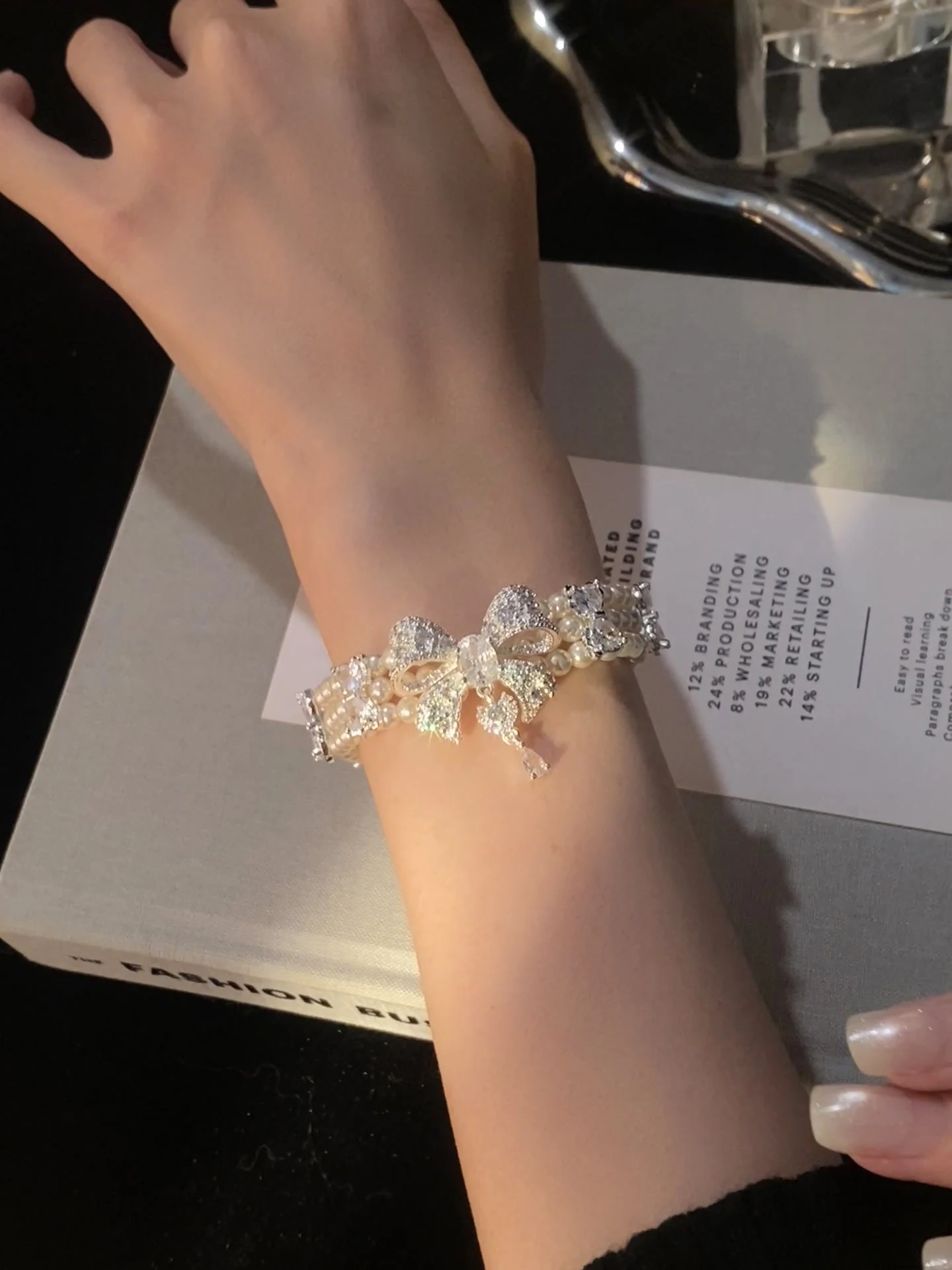 jojo-studio-bracciale-con-nodo-e-perle-da-donna-lusso-minimalista-sensazione-di-alta-gamma-gioiello-accessorio-da-compagna