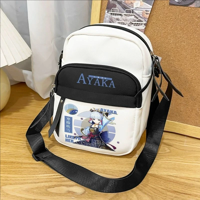 Anime 2025 juego GS Impact Cos Keqing Kazuha Mona Qiqi Kamisato Ayaka Unisex en Stock desplazamientos diarios bolso cruzado presente