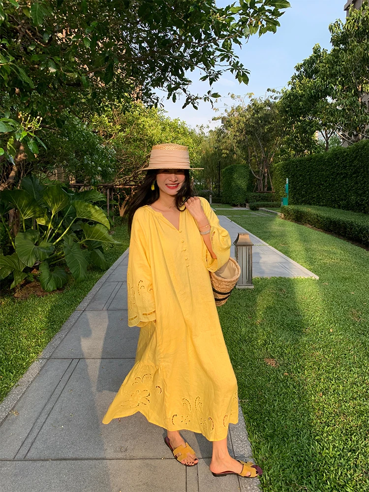 Długa lniana spódnica z haftem, luźny krój, dekolt w serek, rozmiar S, ażurowa, nowa kolekcja wiosna 2025, artystyczny styl, luźna talia.