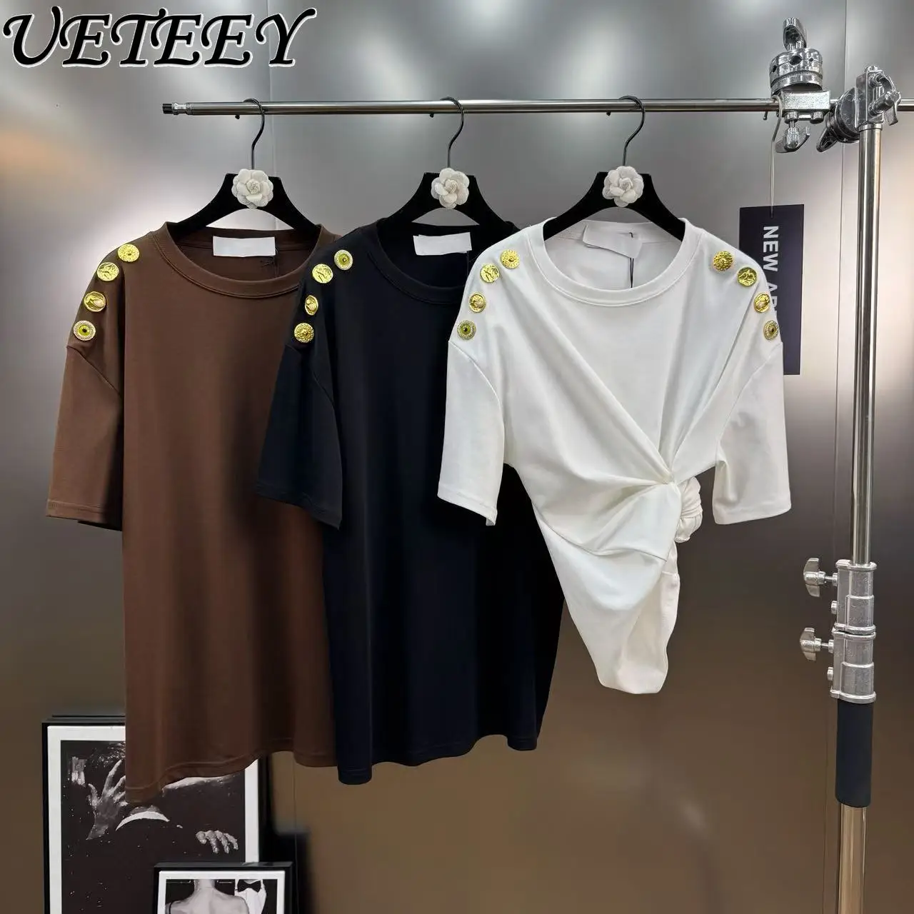 

Новая летняя свободная футболка с круглым вырезом и короткими рукавами, декор с металлическими пуговицами, модная универсальная однотонная футболка в минималистском стиле