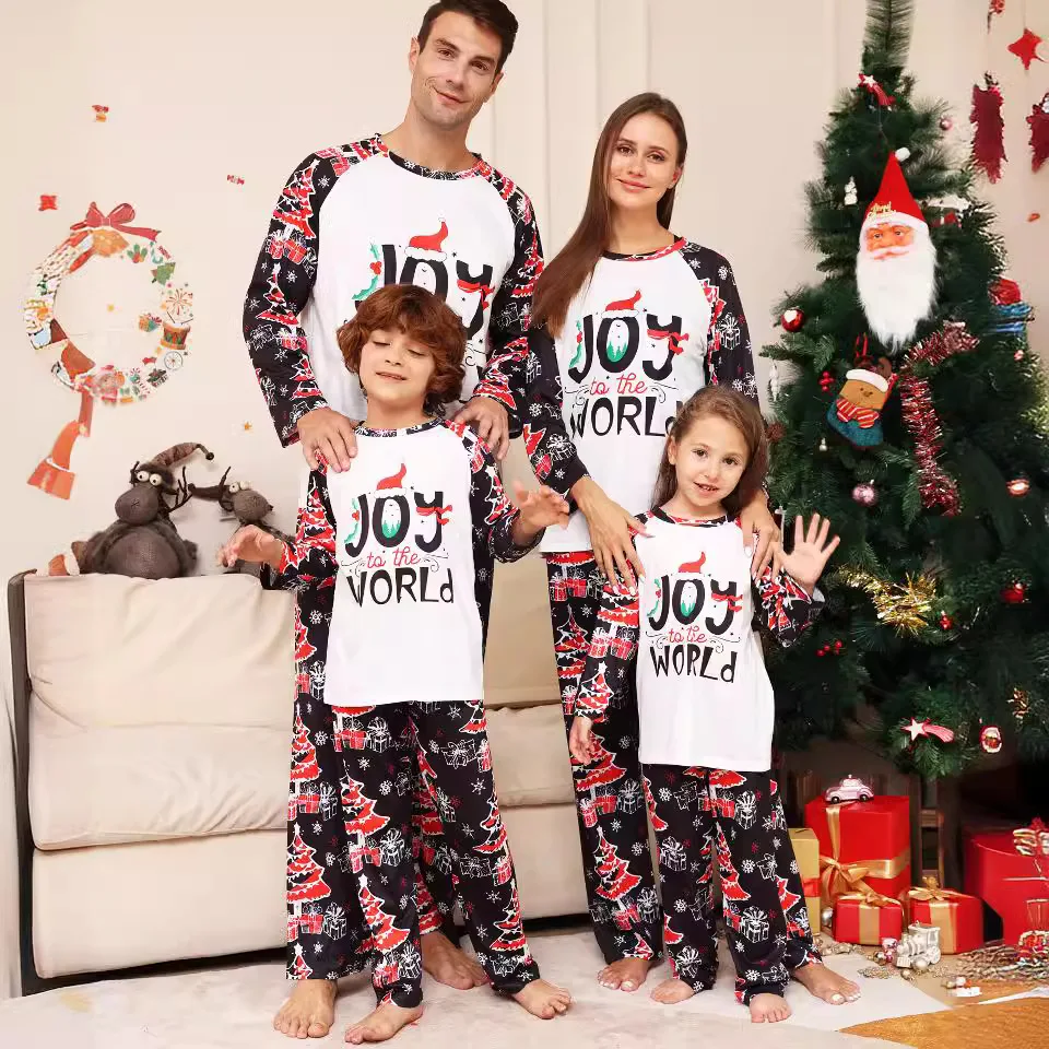 مجموعة بيجامة عائلية جديدة لعيد الميلاد والعام الجديد لعام 2026 - ملابس منزلية مكونة من قطعتين مطبوعة بحروف، بيجامة عائلية متطابقة