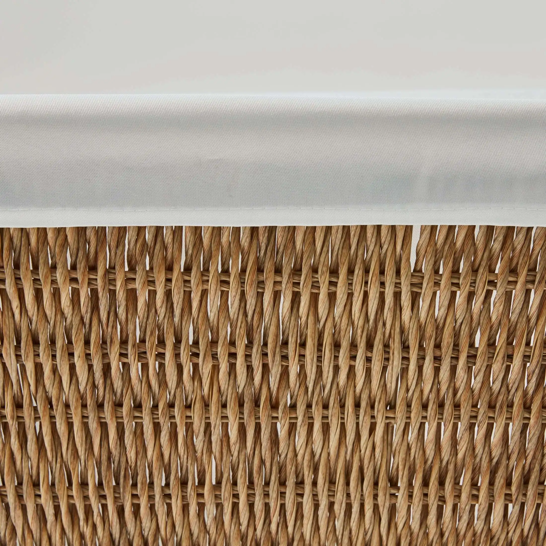 Корзина для белья из поли ротанга с подкладкой