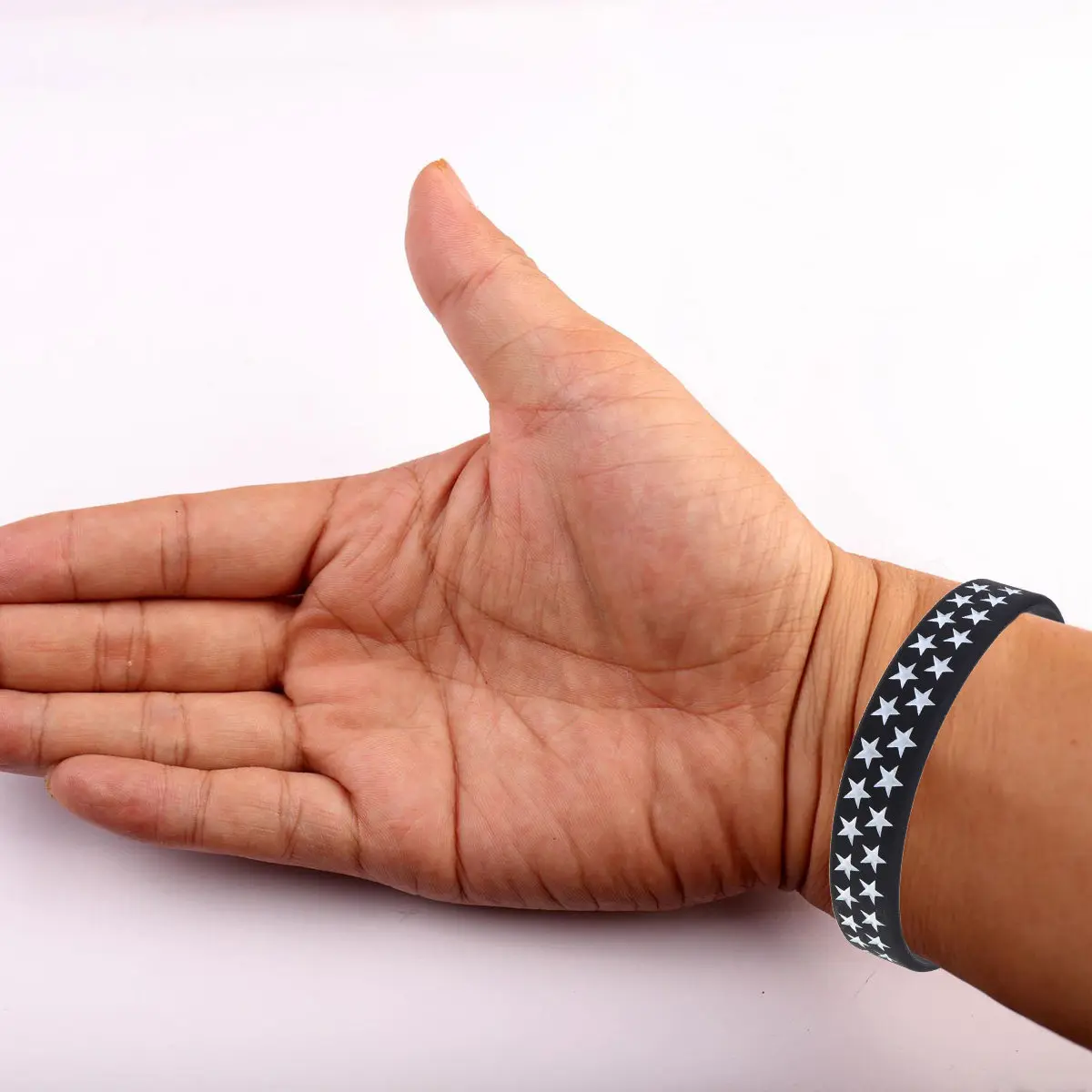 

2Pcs Chic Flag Wristband for Women Men Adults Premium Material Stylish Design Daily Wear Party Wedding Gift American