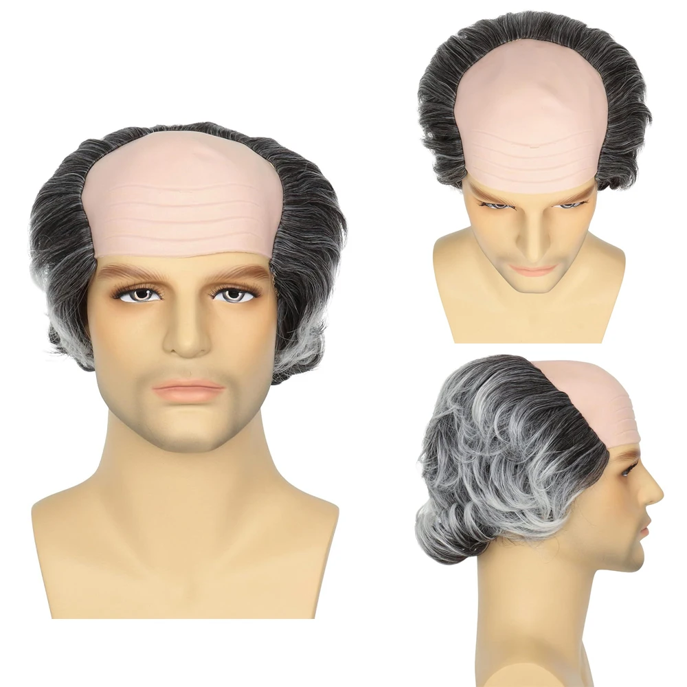 Um velho dirigido uma peruca careca com cabelo em ambos os lados. Ele realizou uma fase de festa de aniversário com cabelo sintético engraçado